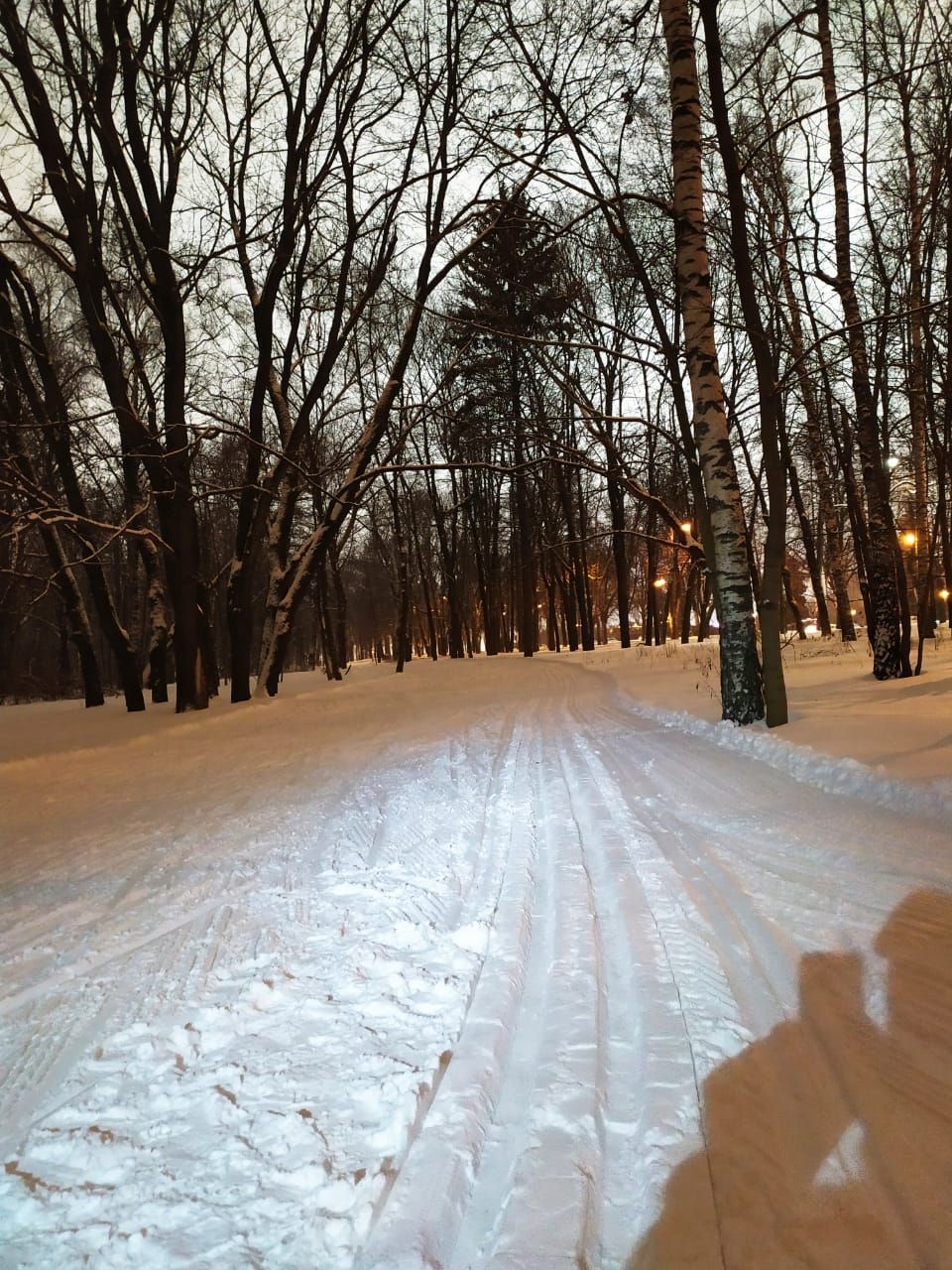 Ваня снежка. Снег летом в Москве. Снег в Москве. Буран для лыжной трассы. Снег идет Москва.